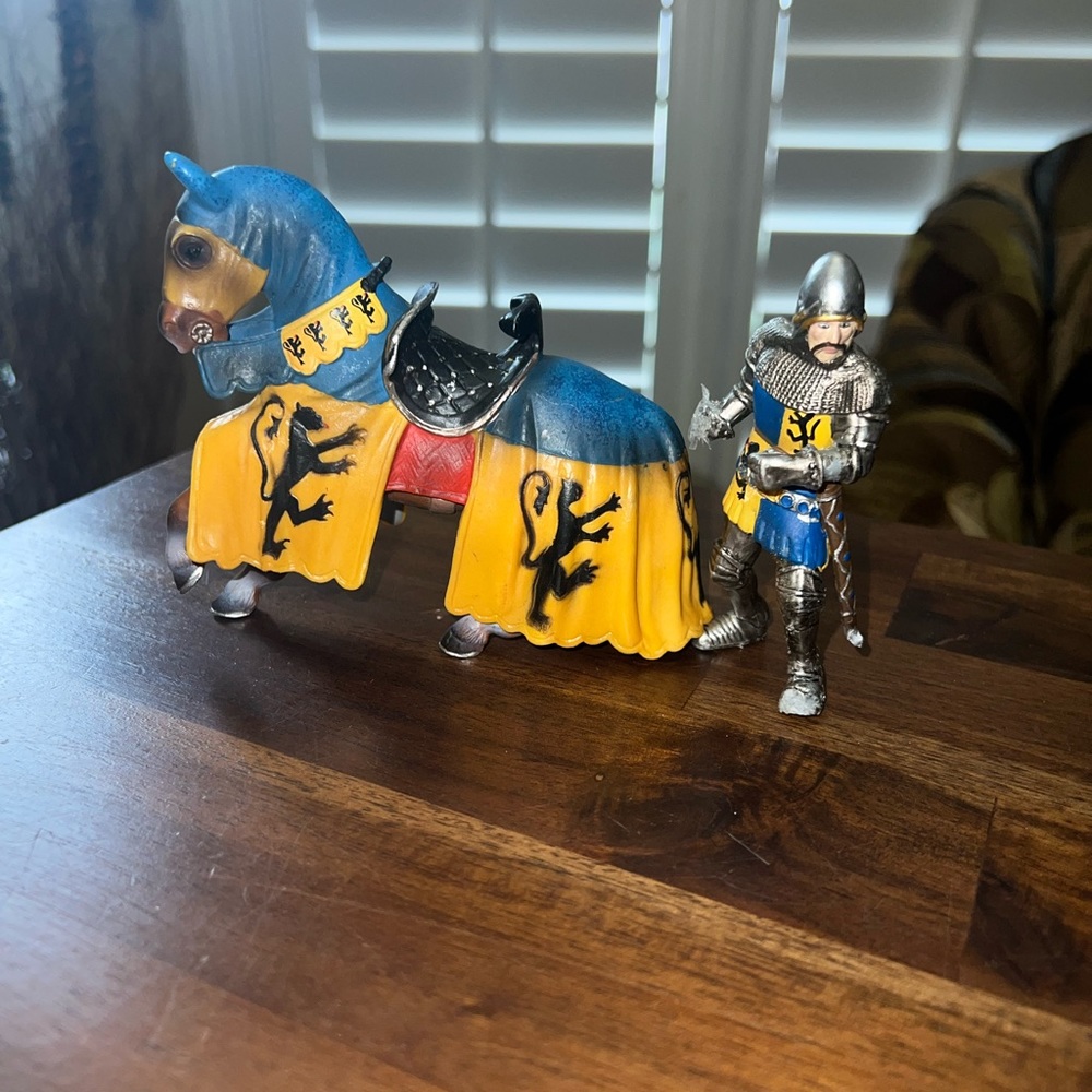 Schleich Lion Coat of Arms Tournament Knight